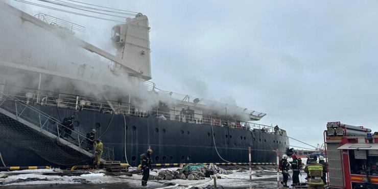 У російському Пітері палає криголам "Єрмак": що відомо