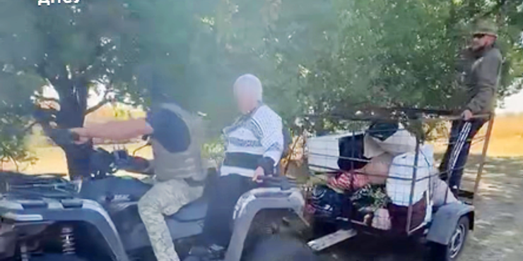 Бійці ДПСУ показали, як евакуювали жінку за кілька годин до атаки РФ Бійці ДПСУ показали, як евакуювали жінку за кілька годин до атаки РФ