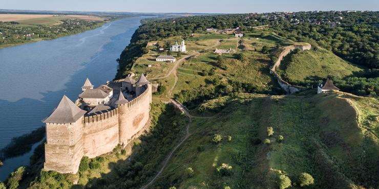 Представники УПЦ МП віддали ключі від церкви Олександра Невського у Хотинській фортеці