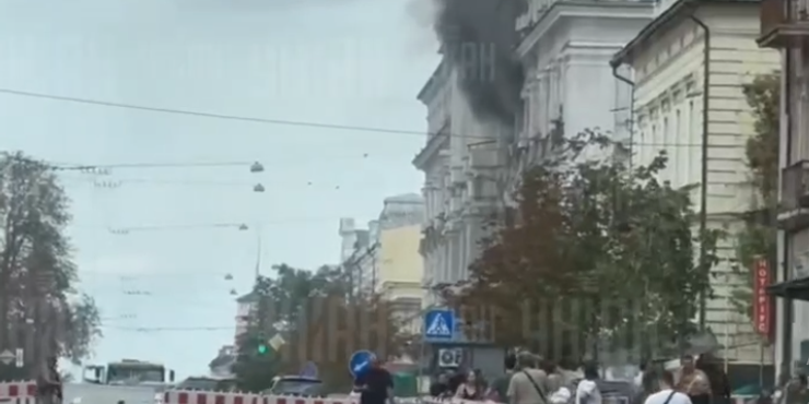 Влучання дрона в будівлю СБУ