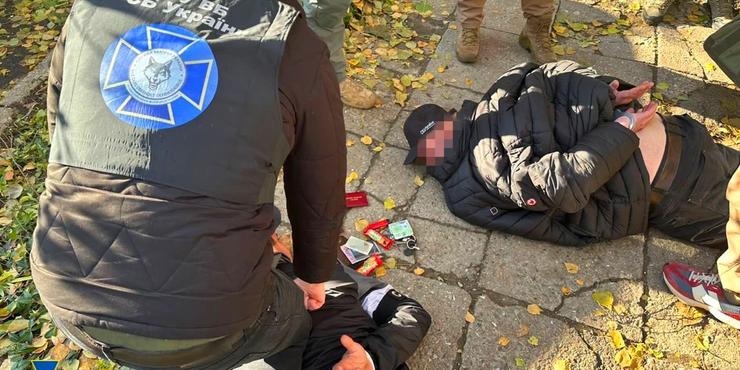 На Одещині затримали псевдопосадовців, які “вибивали” з чоловіків гроші за ухилення від військової служби