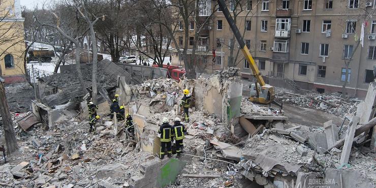 У Краматорську знайшли ще одну загиблу під завалами зруйнованого ракетою РФ будинку