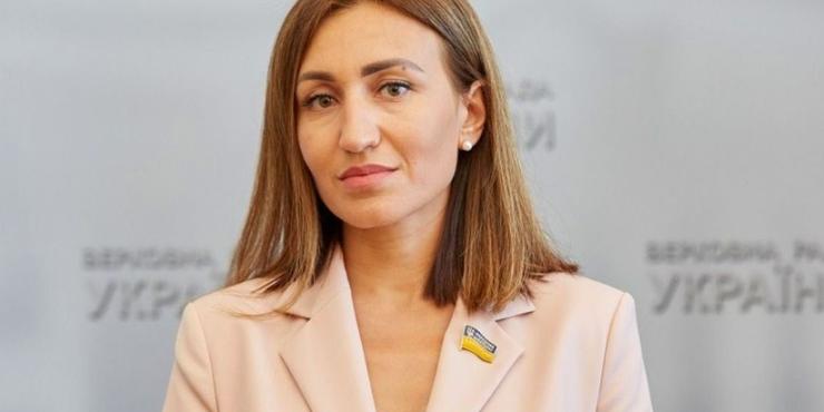У Верховній Раді складає мандат ще одна нардепка: що про неї відомо