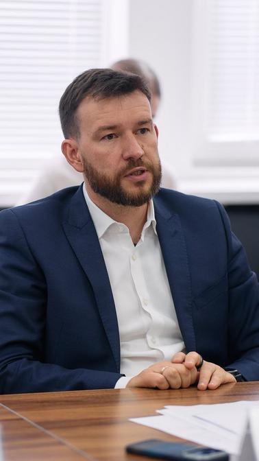 «Є враження, що кошти хочуть перенаправити на президентські програми». Як «слуги народу» на комітеті «розносили» міністра Улютіна