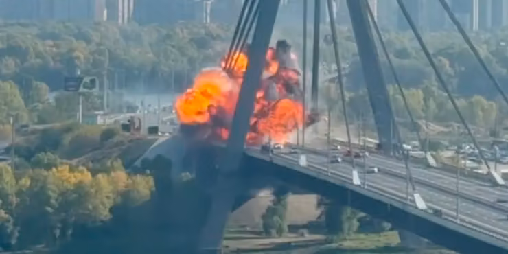 Росія знову вдарила по Північному мосту в Києві, двоє людей постраждали Удар по мосту