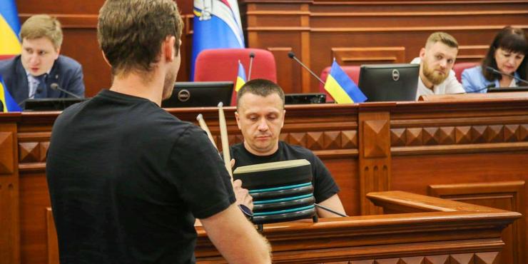 Голові Дніпровської РДА Києва вручили барабани “для психологічного розвантаження”