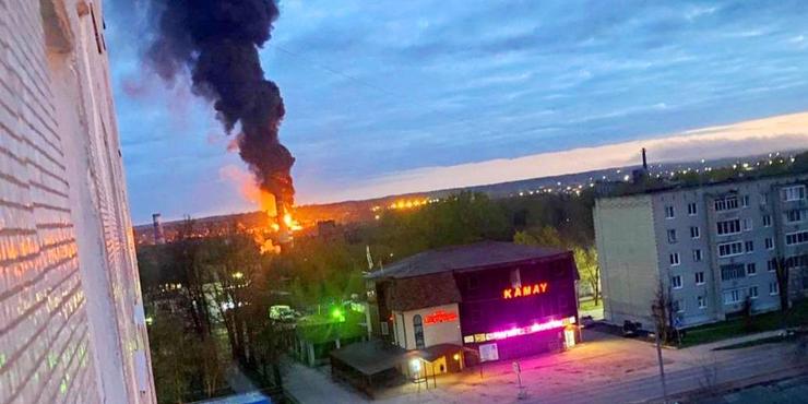 В РФ дрони атакували Смоленський нафтопереробний завод: спалахнула пожежа