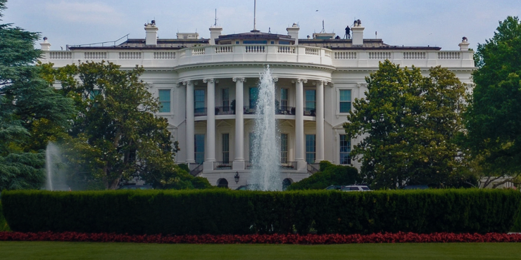 Білий дім у шоці від рішення Трампа про 90-денну "заморозку": The Washington Post дізнались, як розвивались події