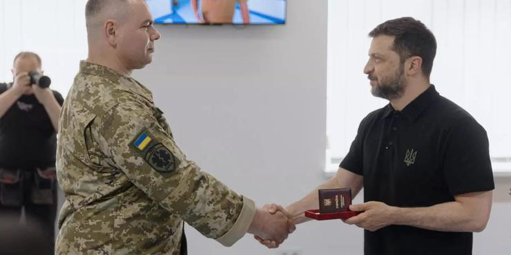 Зеленський вручив нагороду прикордоннику — полковнику медичної служби, який керував 200 евакуаційними виїздами
