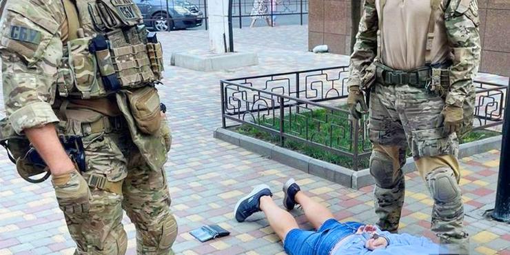 СБУ викрила ексдиякона, який переправляв чоловіків за кордон під виглядом “церковних місіонерів”