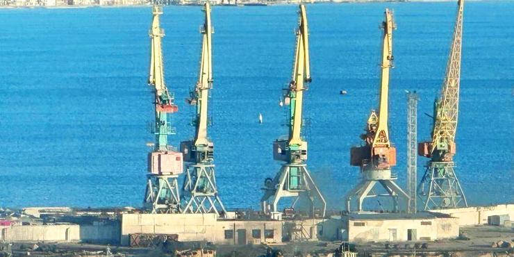 У росЗМІ повідомляють про 33 зниклих моряків внаслідок атаки по десантному кораблю в Феодосії