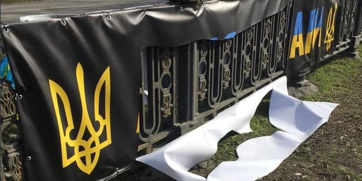 У центрі Дніпра невідомі порізали українські прапори на Алеї пошани: це вже втретє за місяць