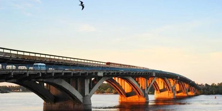 У Києві аварійний міст Метро можуть закрити на ремонт