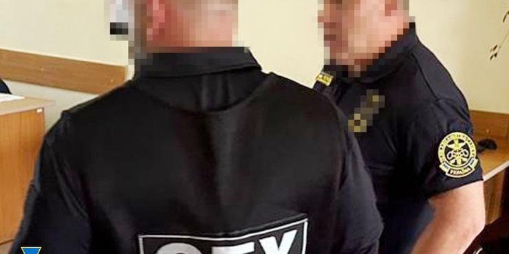 На Прикарпатті викрили одного з головних митників, який вимагав з імпортерів хабарі