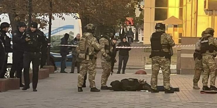 У Києві бійці КОРДу затримали озброєного чоловіка, який захопив бізнес-центр