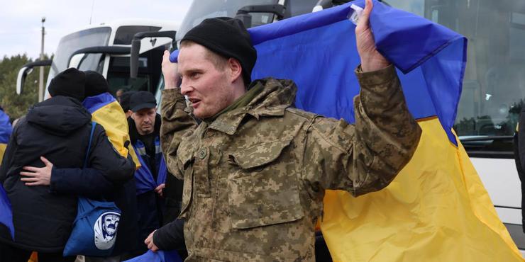 Зеленський повідомив про звільнення ще 300 українців з полону РФ