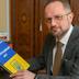 Прапор України міг би бути малиновим, а герб – козак з мушкетом: інтерв'ю з одним із авторів Конституції Романом Безсмертним