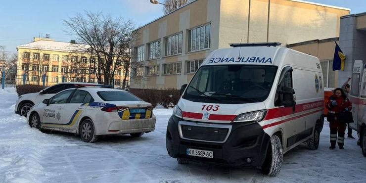 В одній зі шкіл Києва учень з ножем напав на вчительку і однокласника: що відомо
