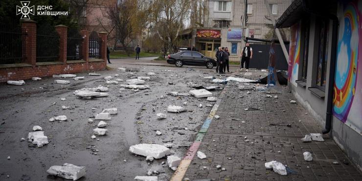 Атака російських “шахедів” на Київщину: є влучання в будинки, загинула одна людина і тварини у ветклініці