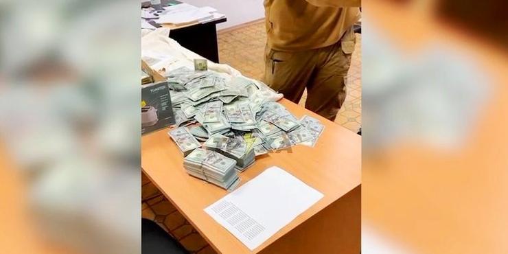 В ексголови ВЛК Чернігівщини під час обшуків виявили майже мільйон доларів, — ЗМІ