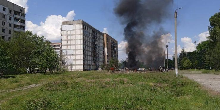 РФ атакувала Харківщину, фугасний боєприпас упав на стоянку: є постраждалі