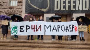 У Києві протест проти підвищені тарифи на проїзд біля КМДА ледь не зірвали молодики з нацистською символікою У Києві протест проти підвищення тарифів на проїзд біля КМДА ледь не зірвали молодики з нацистською символікою (ФОТО)