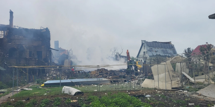 На Київщині внаслідок обстрілу РФ згорів будинок експрезидента НОК Федоренка