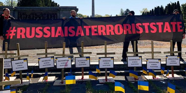 У Варшаві біля пам'ятника солдатам СРСР зобразили вбитих РФ українців і знищені міста