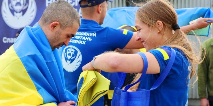 Військові, медики, посадовці та журналісти: в Україну повернули людей, які понад три роки перебували в полоні РФ 