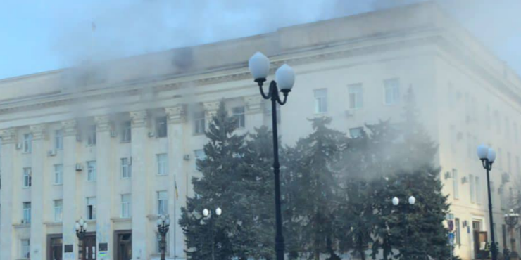 Росіяни вдарили з "Градів" по центру Херсона: поцілили в адміністрацію