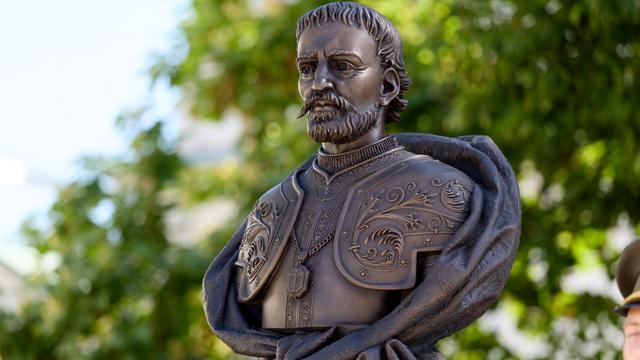Погруддя Мазепи, яке Зеленський відкрив у Києво-Печерській лаврі, виявилося тимчасовою спорудою, - відповідь на запит