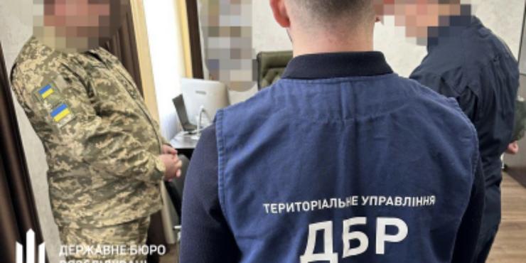 ДБР викрило проректора військової академії, який примушував підлеглих будувати йому будинок
