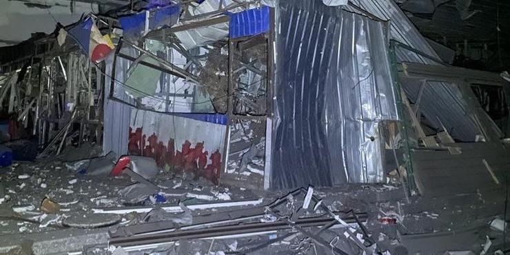 Нічна ракетна атака на Дніпро: пошкоджено водогін та газову мережу, є поранені