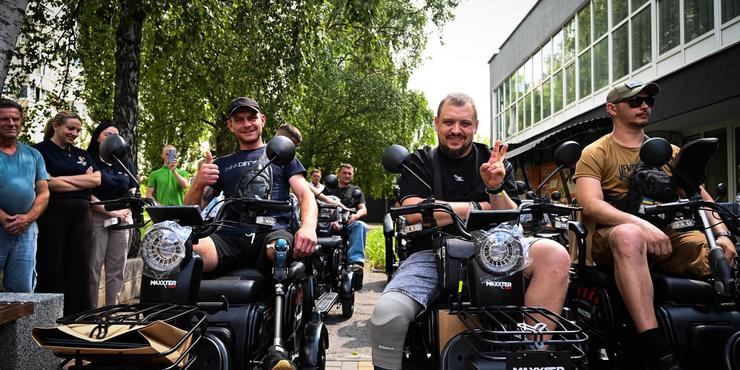 Електроскутери для українських ветеранів Київщина передала ще 30 трьохколісних електроскутерів для ветеранів України
