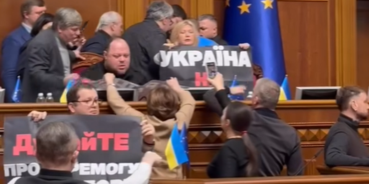 Нардепи з "Європейської солідарності" заблокували трибуну у парламенті: Україна не Росія, ні - політичним репресіям
