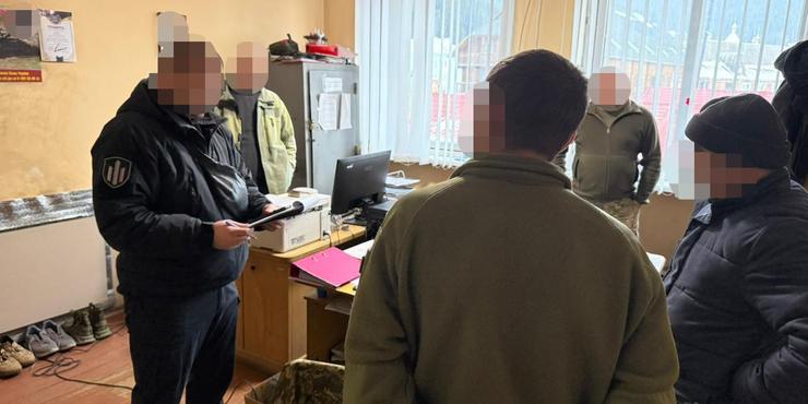 Вже не вперше: на Прикарпатті ДБР викрило працівника ТЦК, який знущався з військовозобов’язаних