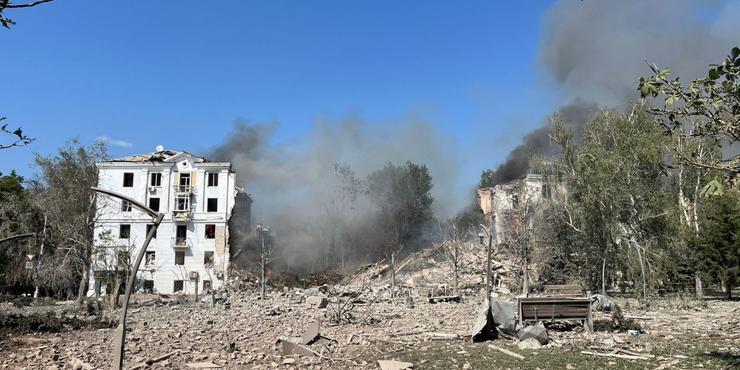 Росіяни прицільним ударом зруйнували половину 5-поверхового будинку у Краматорську: є загиблий і поранені