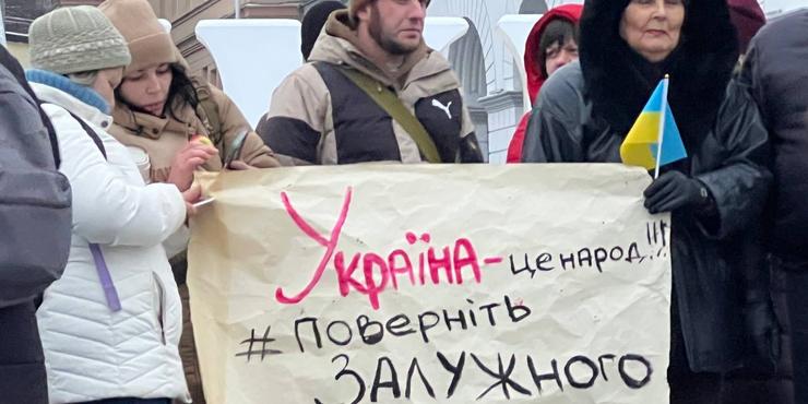 У Києві на Майдані зібралися люди, які вимагають повернення Залужного на посаду Головнокомандувача ЗСУ: що там відбувається