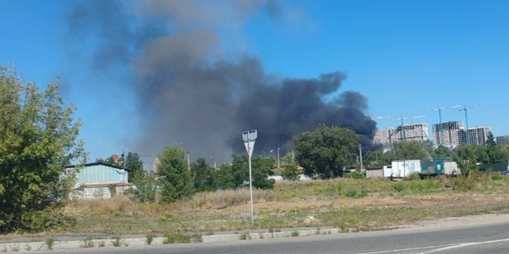 РФ масовано атакувала Київ дронами: кількість постраждалих зросла до 9 осіб, горять склади Удар по складам в Києві