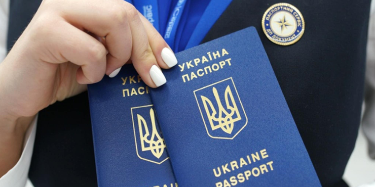 Україна спростила отримання паспортів для чоловіків за кордоном: про що йдеться