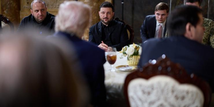 Зеленський допускає можливість проведення переговорів з РФ: консультації вже тривають