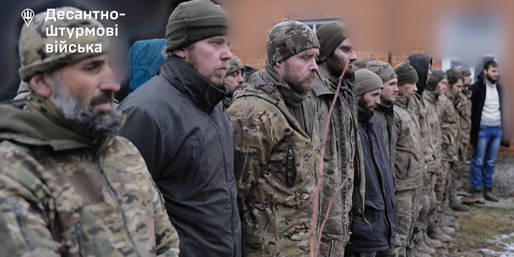 Росія щомісяця збільшує чисельність своїх збройних сил на 8-9 тисяч людей, - Сирський