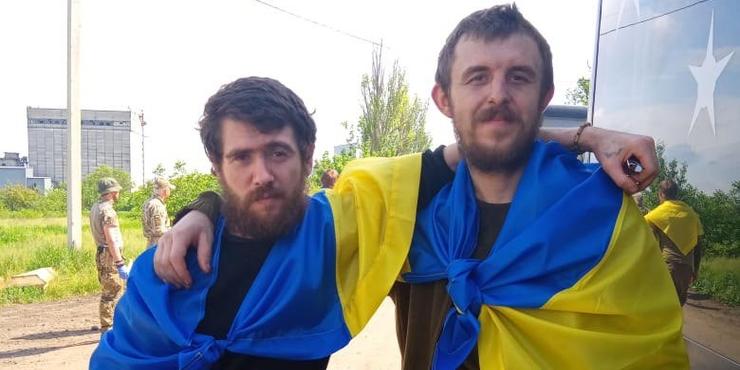 Повернення з полону 106 оборонців Бахмуту: опубліковані зворушливі фото і відео