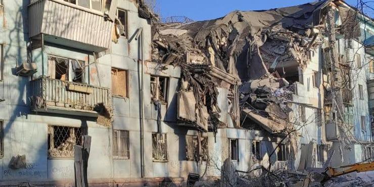 Ракетний удар по багатоповерхівці у Запоріжжі: троє загиблих, під завалами є люди