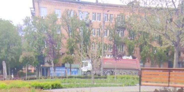 Як росіяни облаштовують ешелонну оборону у Маріуполі: Андрющенко опублікував фото