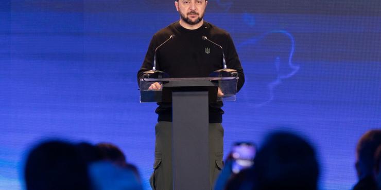 Більшість українців вважають, що Зеленський має працювати президентом до кінця воєнного стану, — опитування