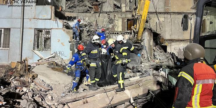 У Запоріжжі оголошено траур за загиблими під завалами будинку, куди влучила ракета РФ