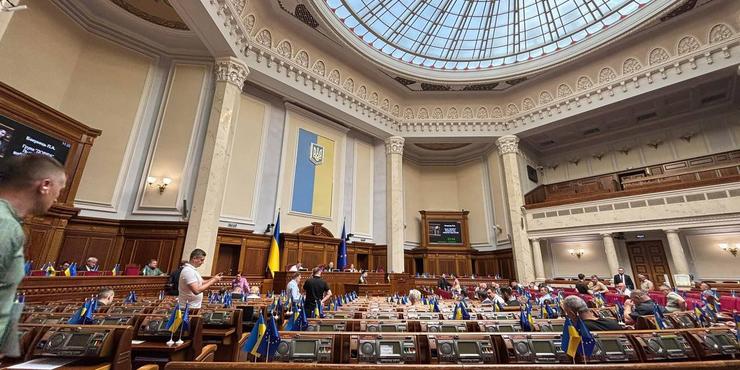 Зала Верховної Ради була майже порожньою під час обговорення проєкту закону про права військових