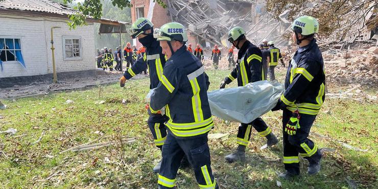 На Сумщині російський безпілотник зруйнував школу і вбив людей: триває розбір завалів