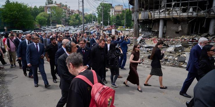 Дипломати понад 70 держав відвідали місце російського удару на Лукʼянівці у Києві